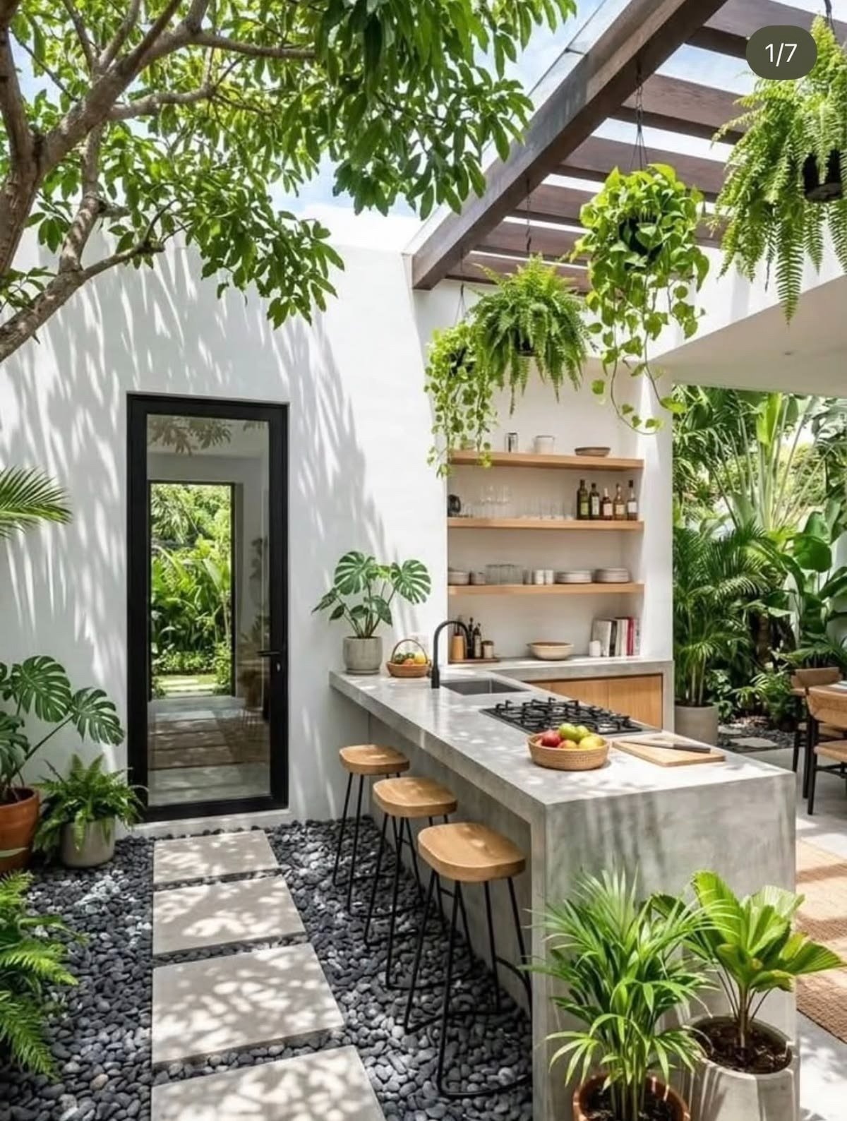 Roof garden con cocina exterior y vegetación tropical
